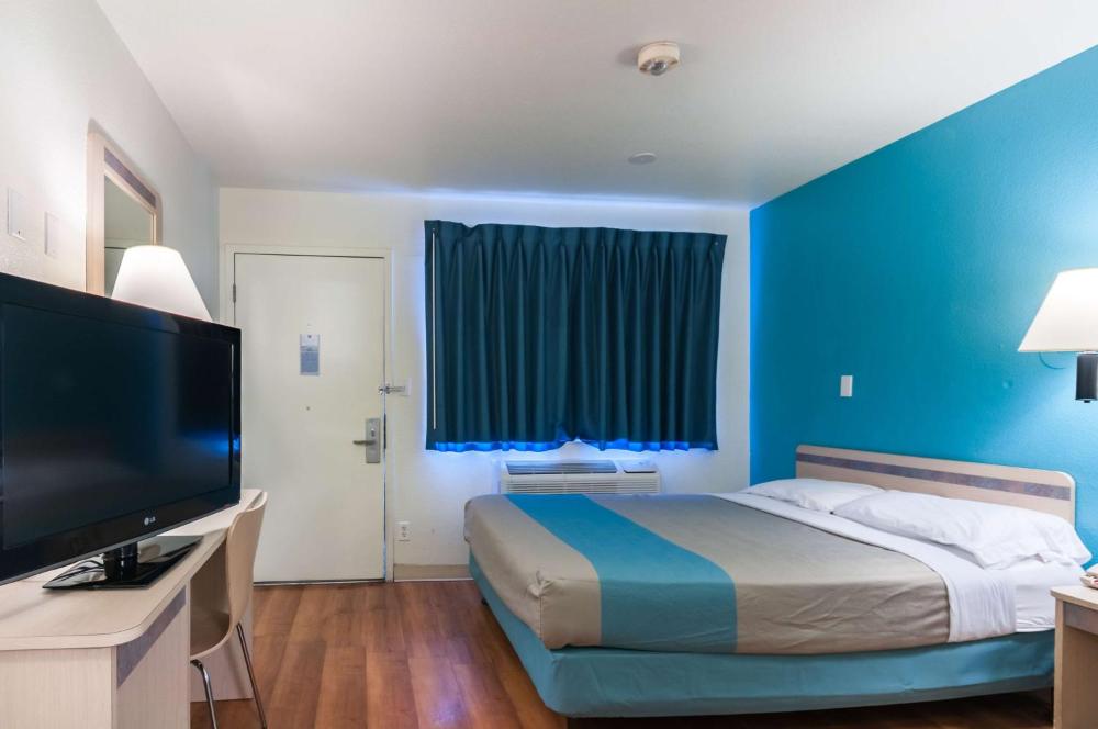 Queen Room - Non-Smoking interior